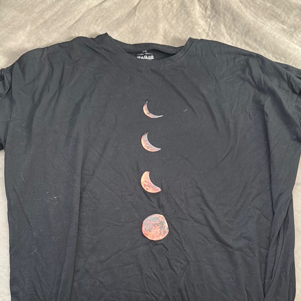 SHEIN Black Short Sleeve Tee with Minimalist Moon Design